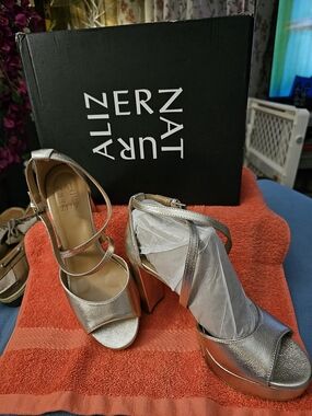Aliza Naturalizer Champagne Leather Metallic Platform Sandals